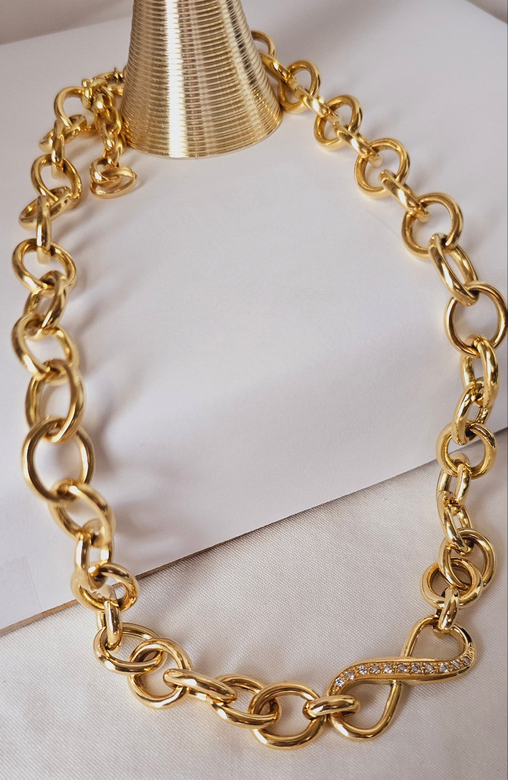 Chain with hoops and infinity pendant for women in 18k gold