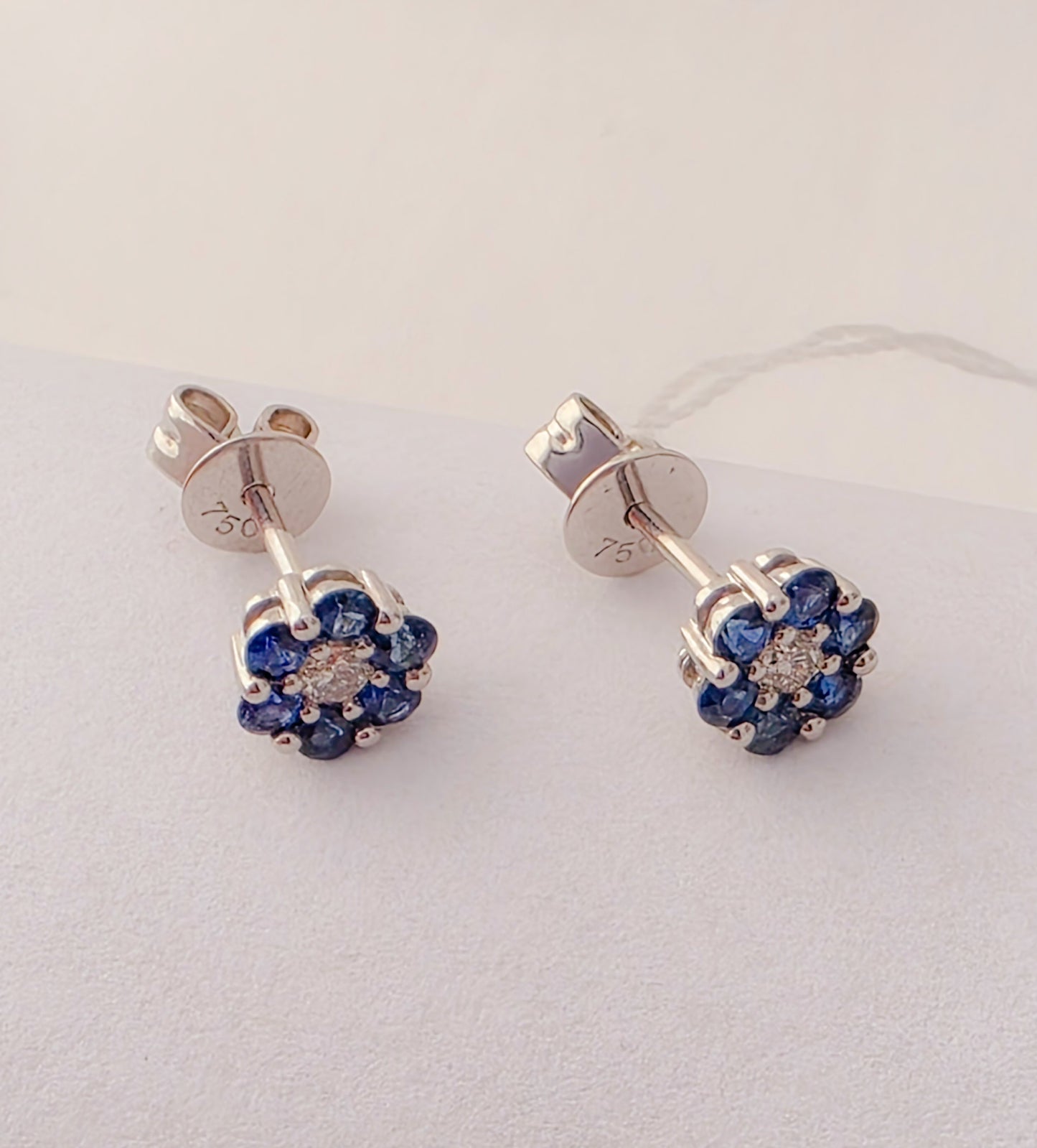 18k Gold Sapphire Flower Stud Earrings.