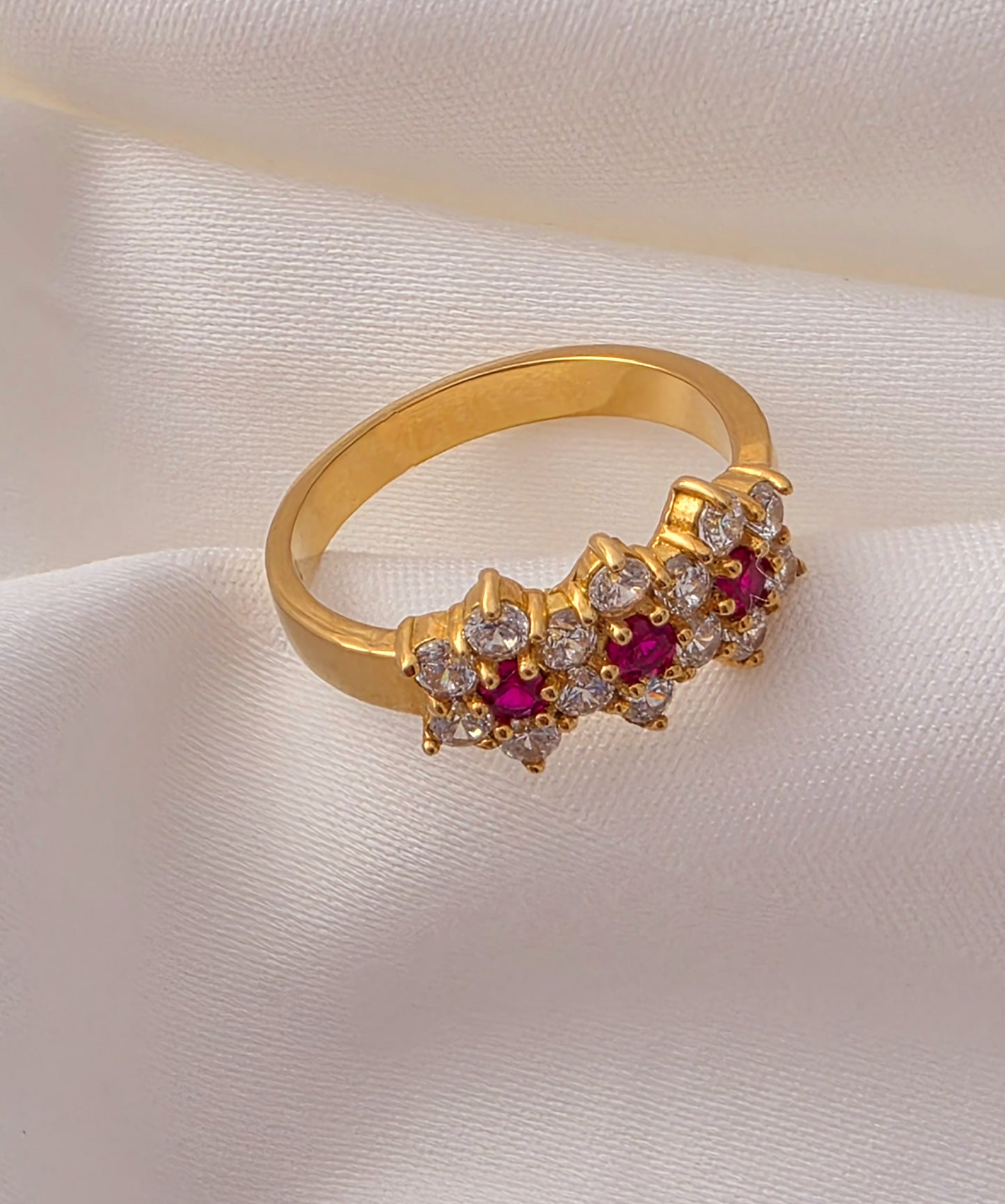 Ring of clusters of stones in the shape of a rosette
