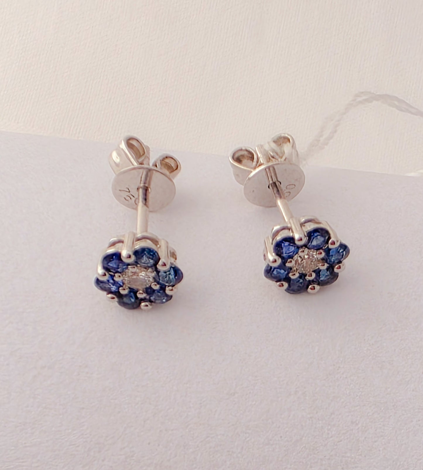 18k Gold Sapphire Flower Stud Earrings.